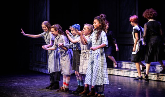 Zafanya (voorgrond) schittert in 'Annie de musical'.
