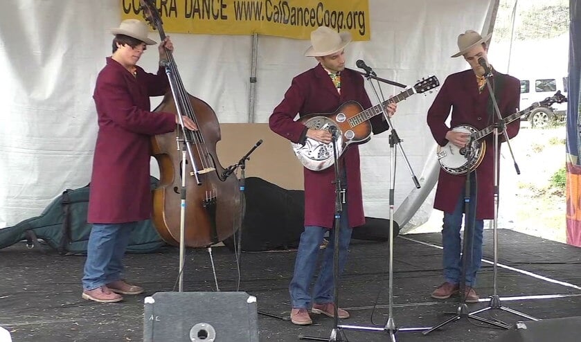 Bluegrass all the way from San Francisco door band Fog Holler.