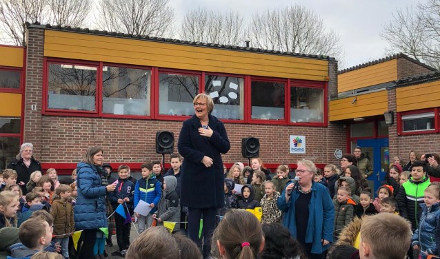 Juf Anja Kooistra nam na bijna 44 jaar afscheid van het onderwijs.