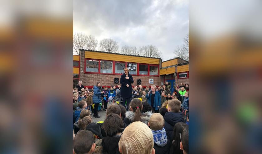 Juf Anja Kooistra nam na bijna 44 jaar afscheid van het onderwijs.