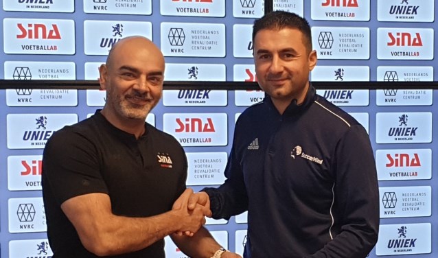 Siamak Azadi van SINA Voetballab (links) en Cengiz Caglar van SoccerMind.