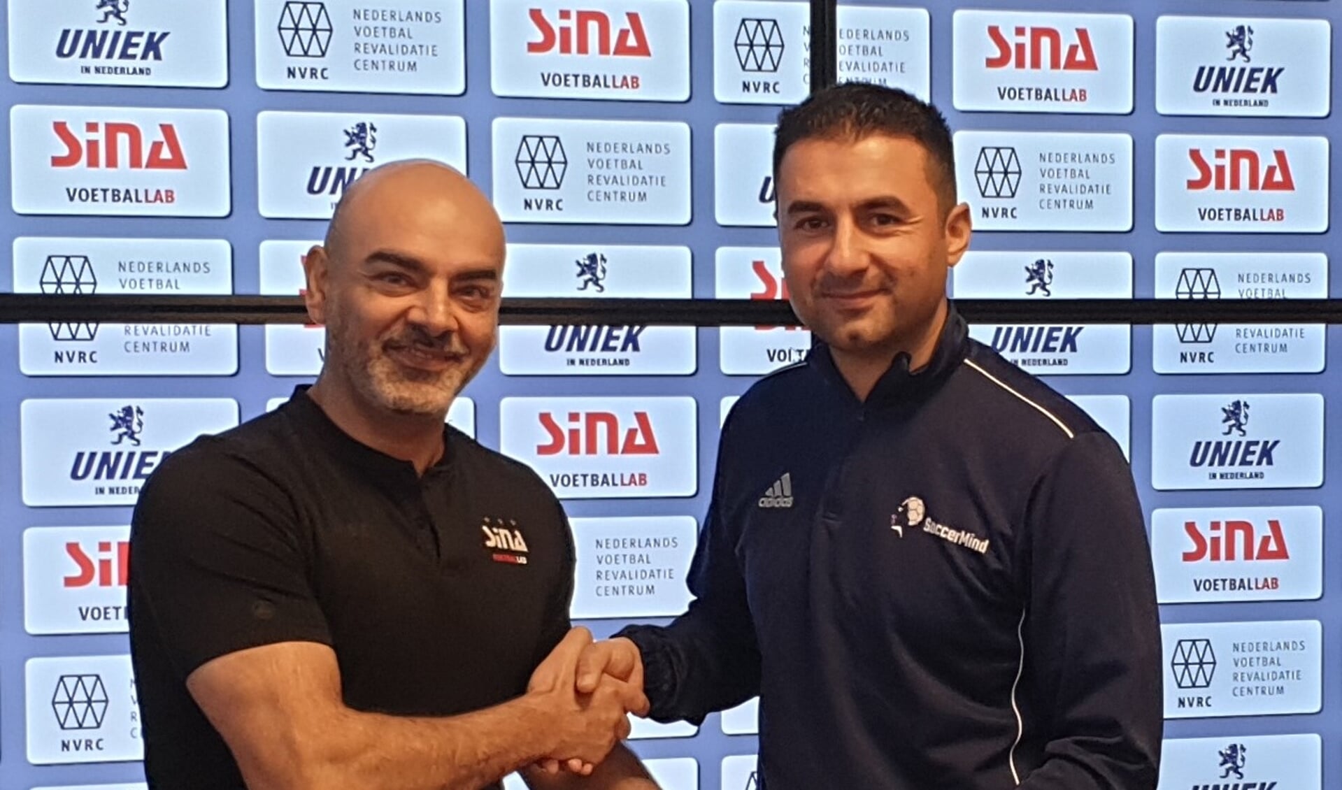 Siamak Azadi van SINA Voetballab (links) en Cengiz Caglar van SoccerMind. 