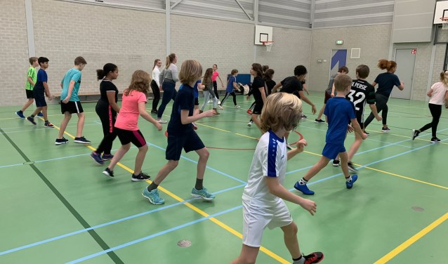 Kinderen leren voorafgaand aan Heel Hoorn Danst tijdens drie gymlessen de basis van de chachacha.