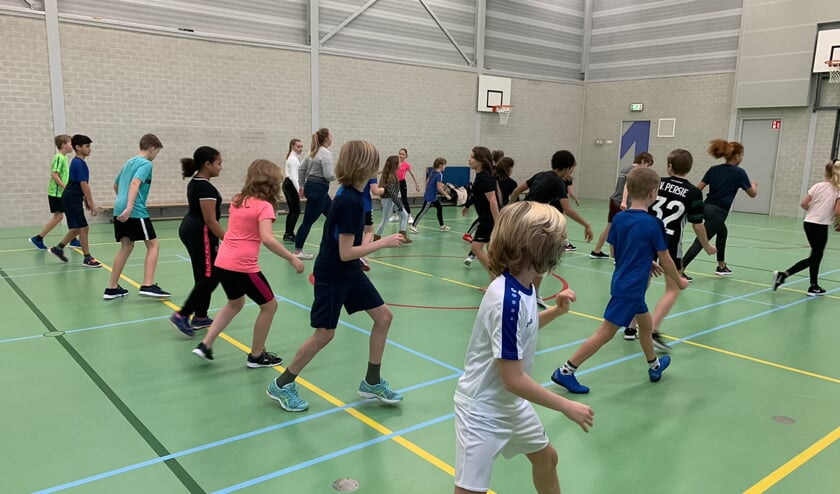 Kinderen leren voorafgaand aan Heel Hoorn Danst tijdens drie gymlessen de basis van de chachacha.