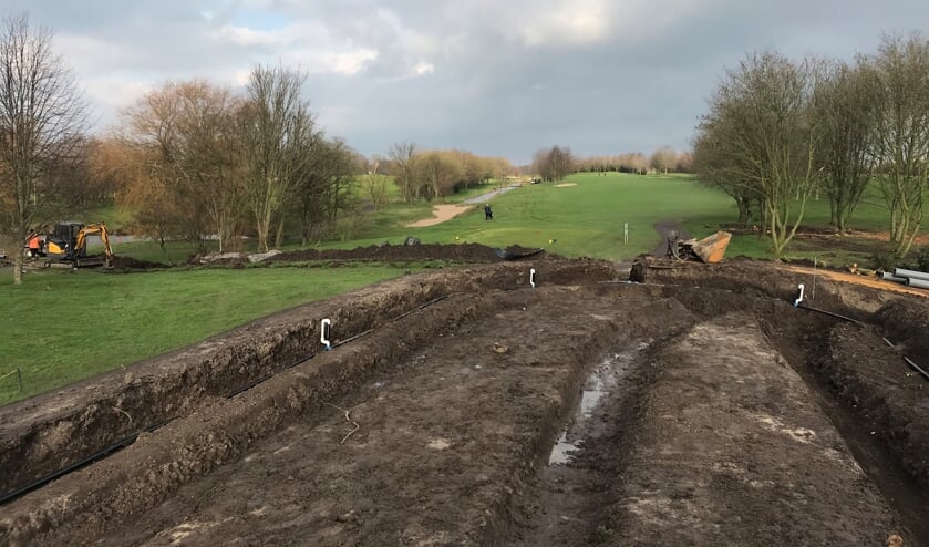 De tee van de eerste hole is al flink op de schop gegaan.