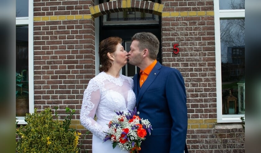 De liefde van Tiny en Simon is bezegeld met een kus.