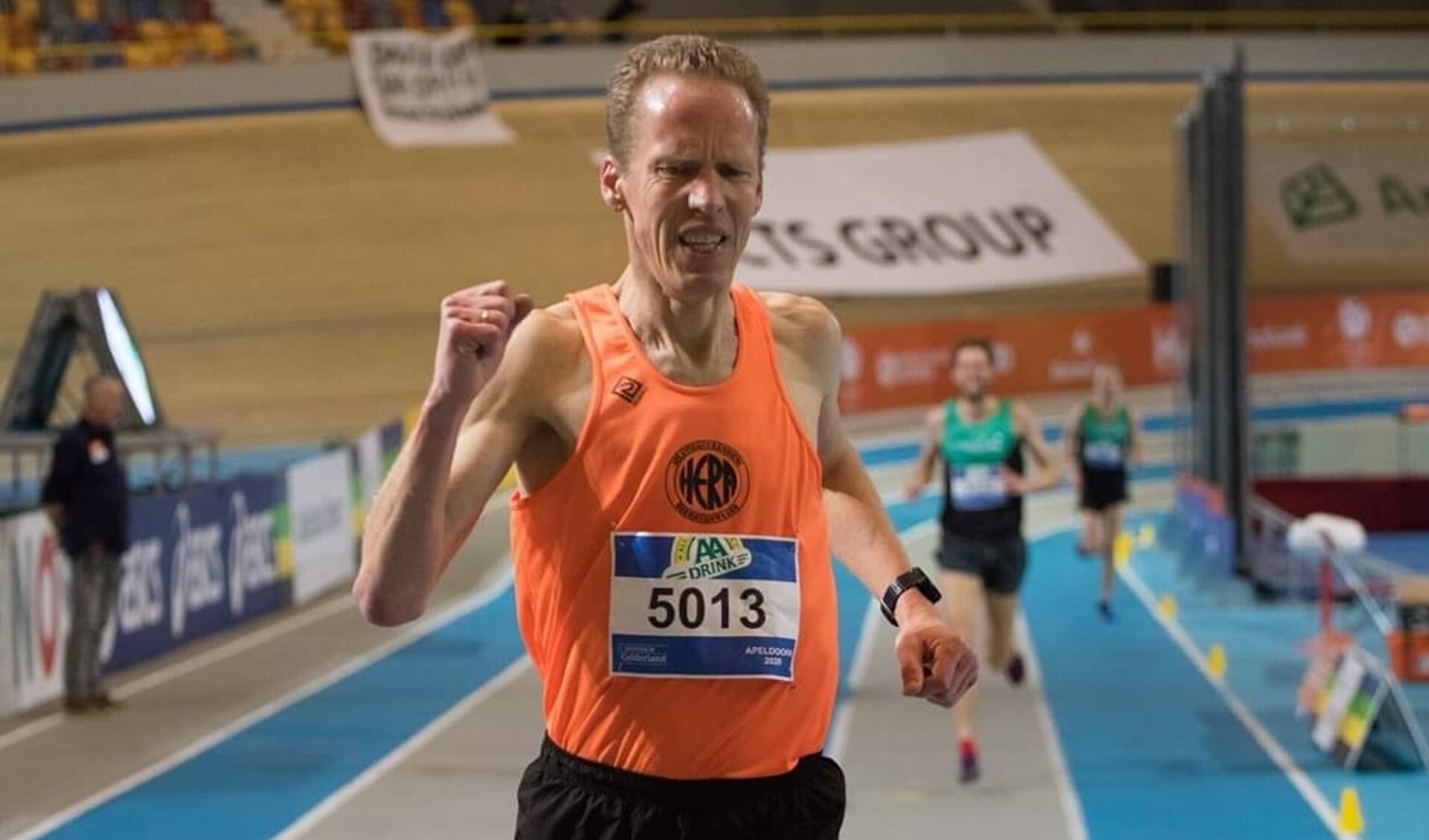 Ruud Beerepoot winnend over de finish op de 3.000 meter.
