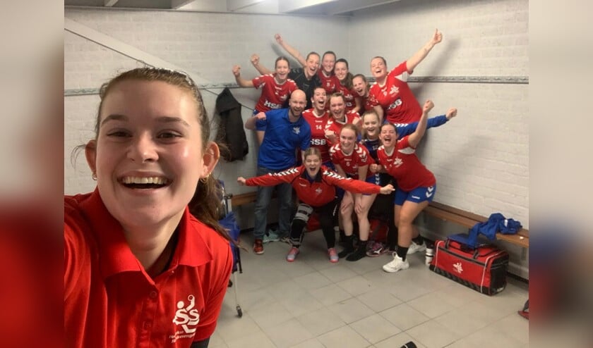 De overwinningsselfie van de DSS handbalvrouwen na het duel met Quintus 2.
