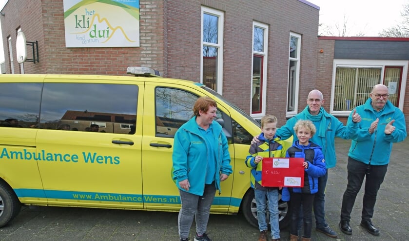 Joep en Marniq uit groep 5/6 overhandigen de donatie.