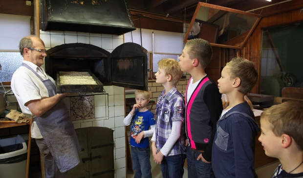 Theo Spil vertelt graag over de historie van de bakkerij.