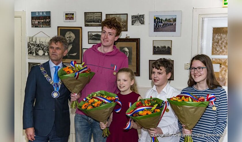 Uitreiking jongerenlintje 2019 door burgemeester Smit.