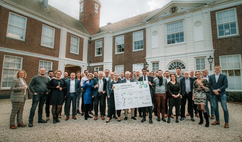 De ondernemers, met de provincie en de gemeente bij elkaar die hebben meegedaan aan de ondertekening.