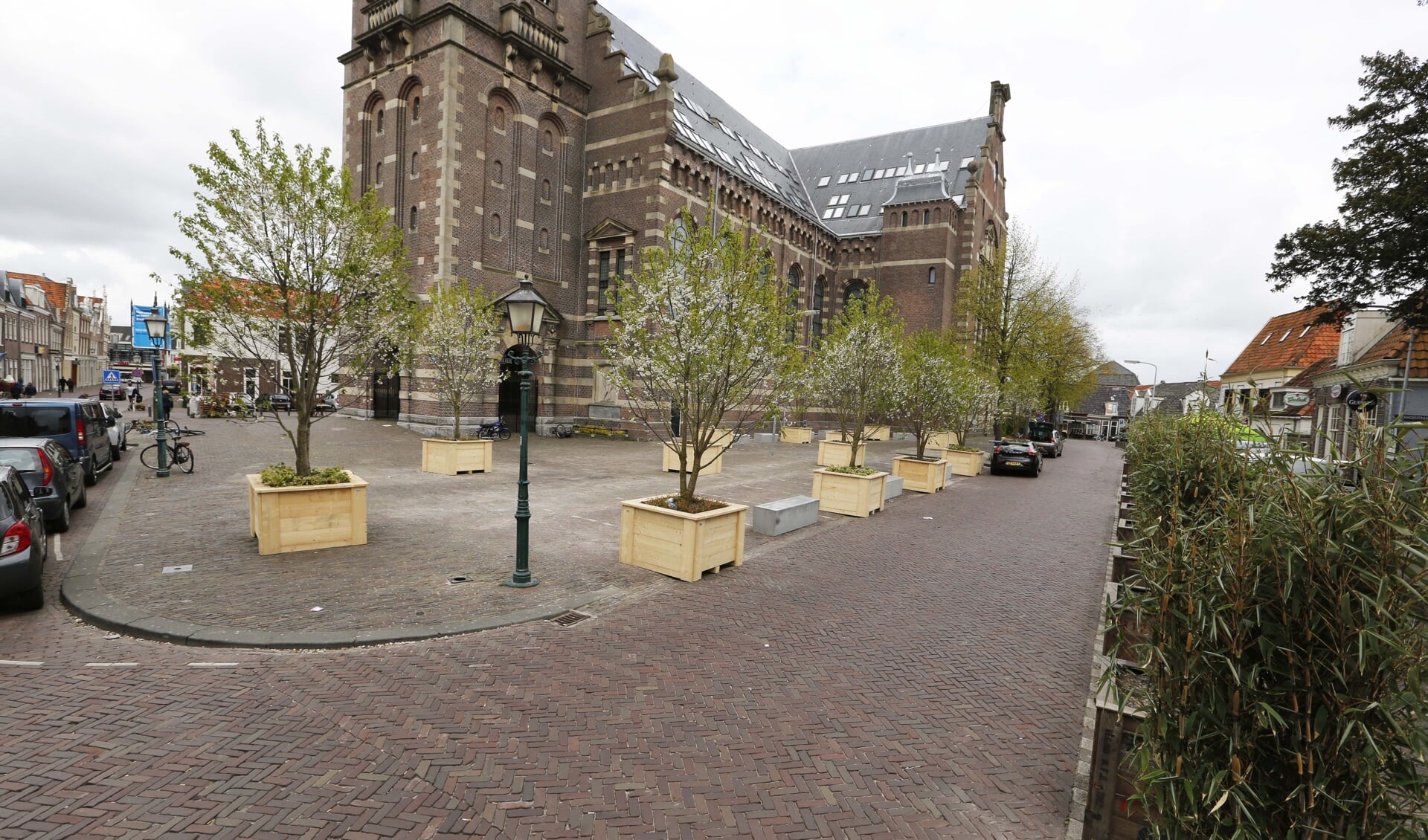 Het Kerkplein ziet er in juni 2020 heel anders uit: het plein wordt gelijkvloers, krijgt bomen, bankjes en een waterelement.