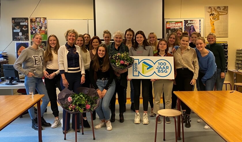 Elske Doets en Hetty Hafkamp te midden van leerlingen van de BSG.