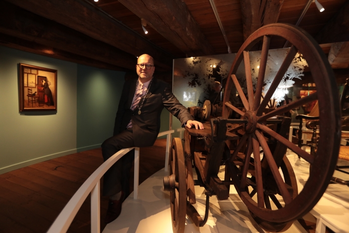Wethouder Arthur Helling bij scharenslijperskar.