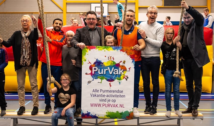 De vertegenwoordigers van Wherelant, Spurd en Clup Welzijn, alsmede Mario Hegger, toerden per Buzz naar de locaties. Zoals hier in sporthal De Vaart.