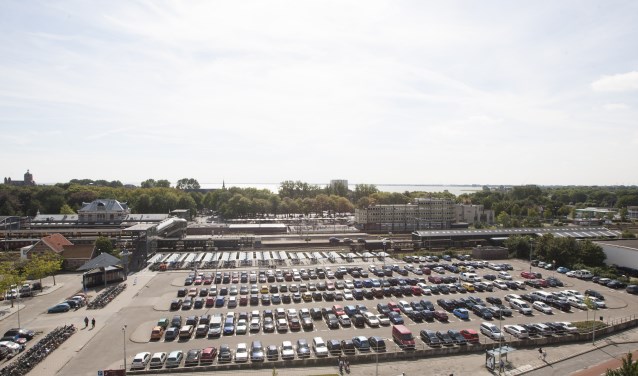 De komende maanden werkt het college uit op welke manier de parkeeropgave in en om het stationsgebied zo goed en efficiënt mogelijk ingevuld kan worden.