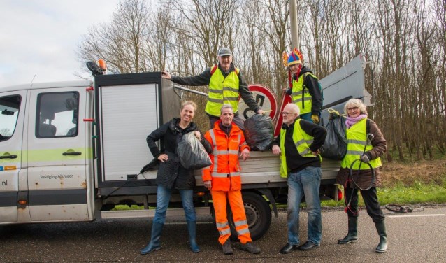 Veel vuilniszakken werden gevuld langs de weg.