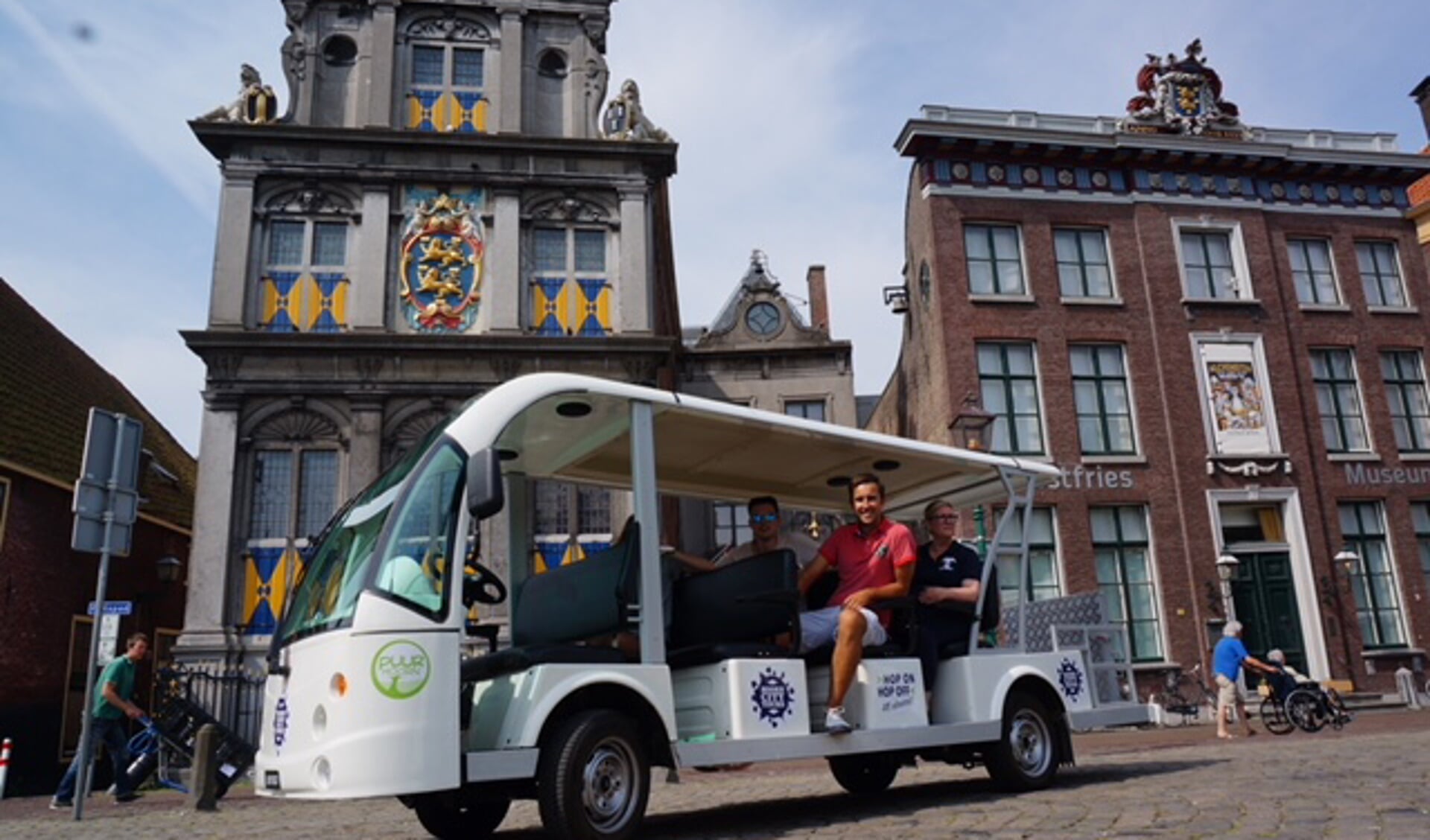 De bussen van Hoorn City Tours zijn volledig elektrische voertuigen en rijden door het centrum van Hoorn. 