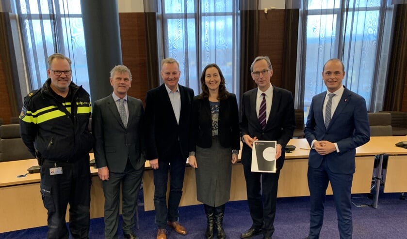 Een vertegenwoordiger van de politie, met de burgemeesters Smit, Baltus, Dales en Goedhart en Marc Janssen, communicatiemanager van Meld Misdaad Anoniem.