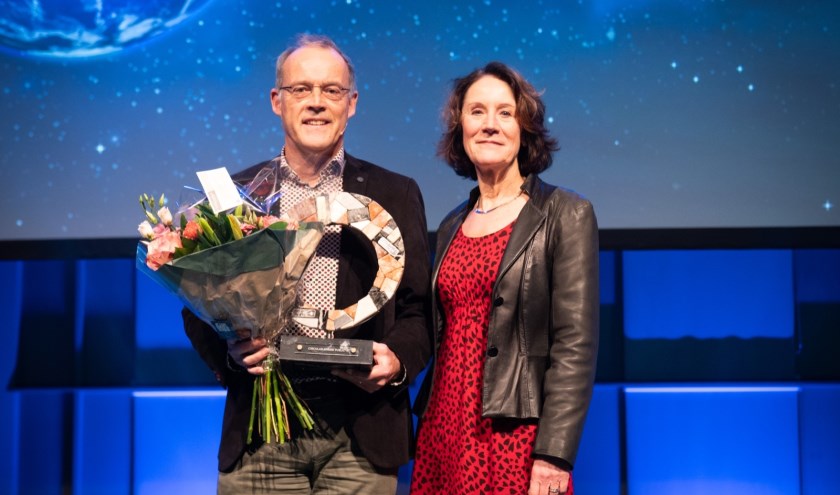 Provincie Noord-Holland wint Circular Award Public 2020. Marten de Vries met juryvoorzitter prof. dr. Louise Vet (NIOO-KNAW).