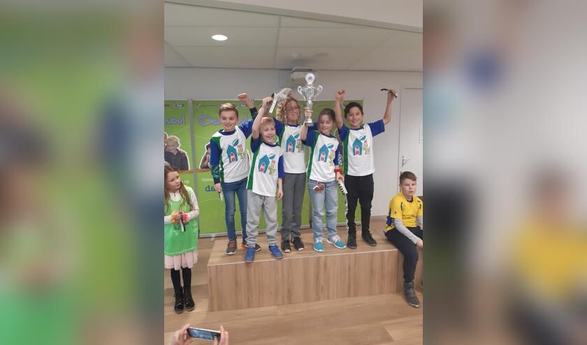 De welpen van de Pater Jan Smitschool vieren hun overwinning.