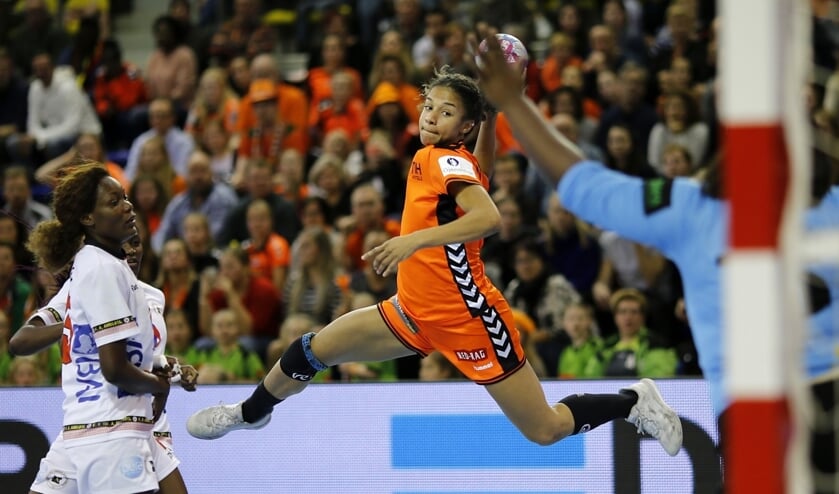 De Heerhugowaardse Delaila Amega in actie voor Oranje.