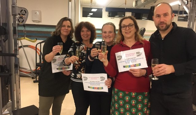 De eerste winnaars van de jubileumactie met tweede van links Angela en helemaal rechts Rudy.