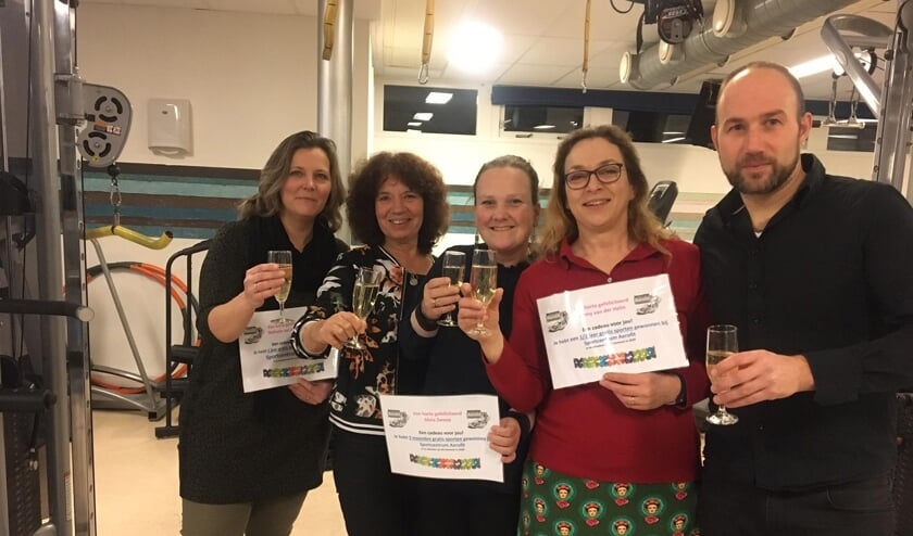 De eerste winnaars van de jubileumactie met tweede van links Angela en helemaal rechts Rudy.