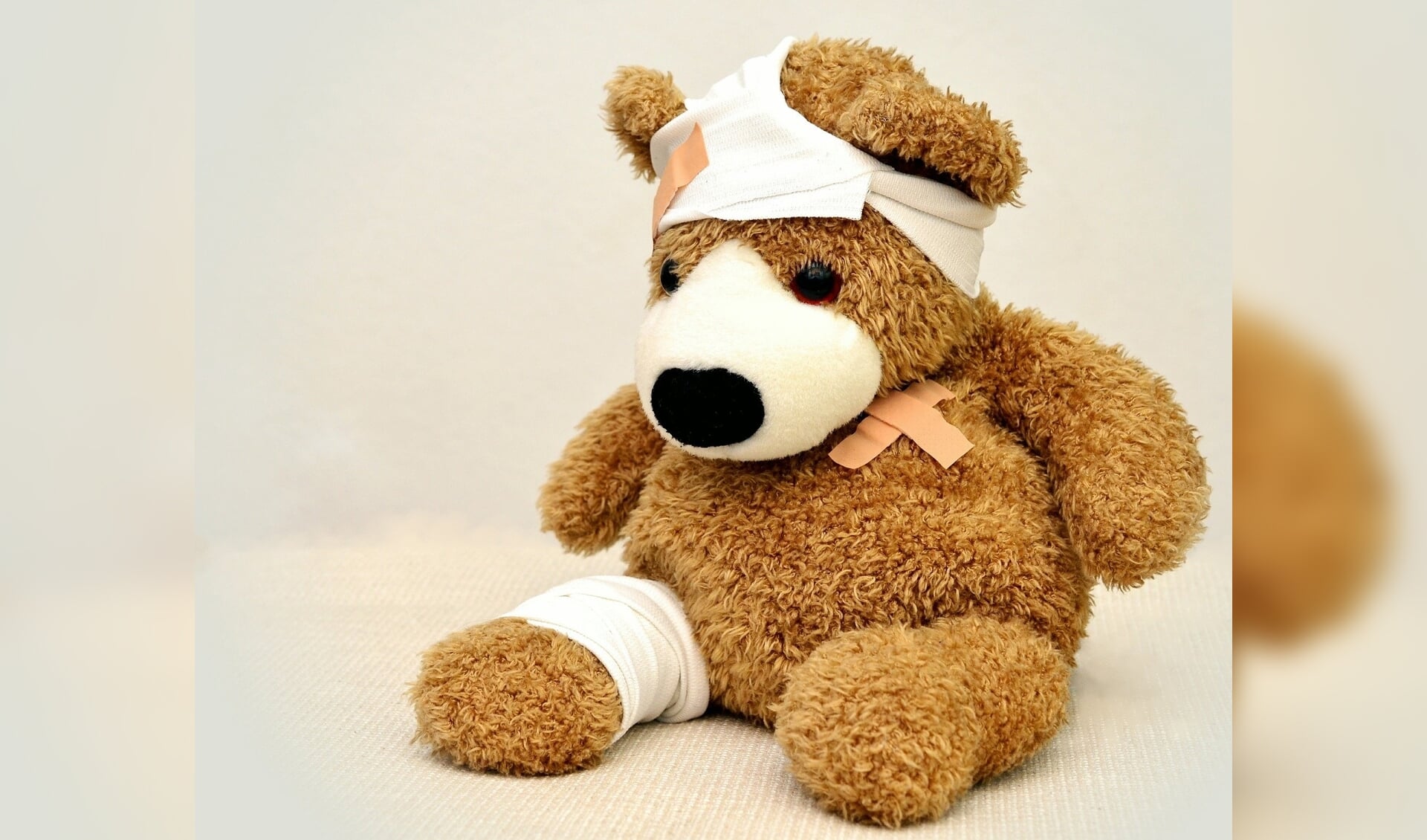 Teddybeer wordt behandeld in het ziekenhuis. 