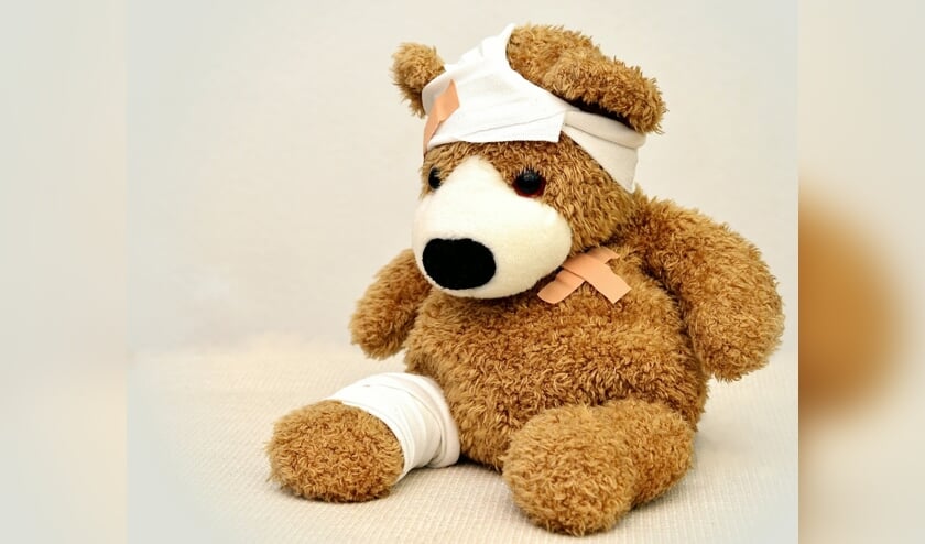 Teddybeer wordt behandeld in het ziekenhuis.