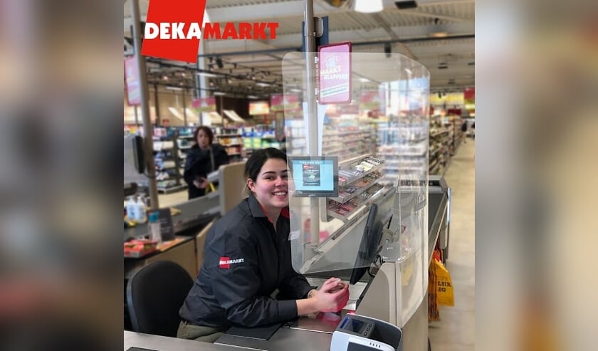 Plexiglas bij kassa's ter bescherming medewerkers en klanten tegen het coronavirus.