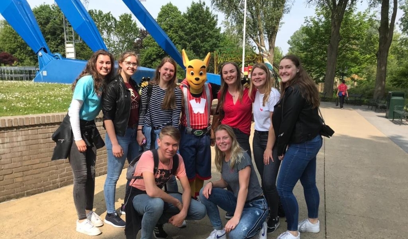 Anne van de Wetering (staand 2e van links) en Anne van Garderen (2e van rechts, staand) op pad met het volleybalteam.