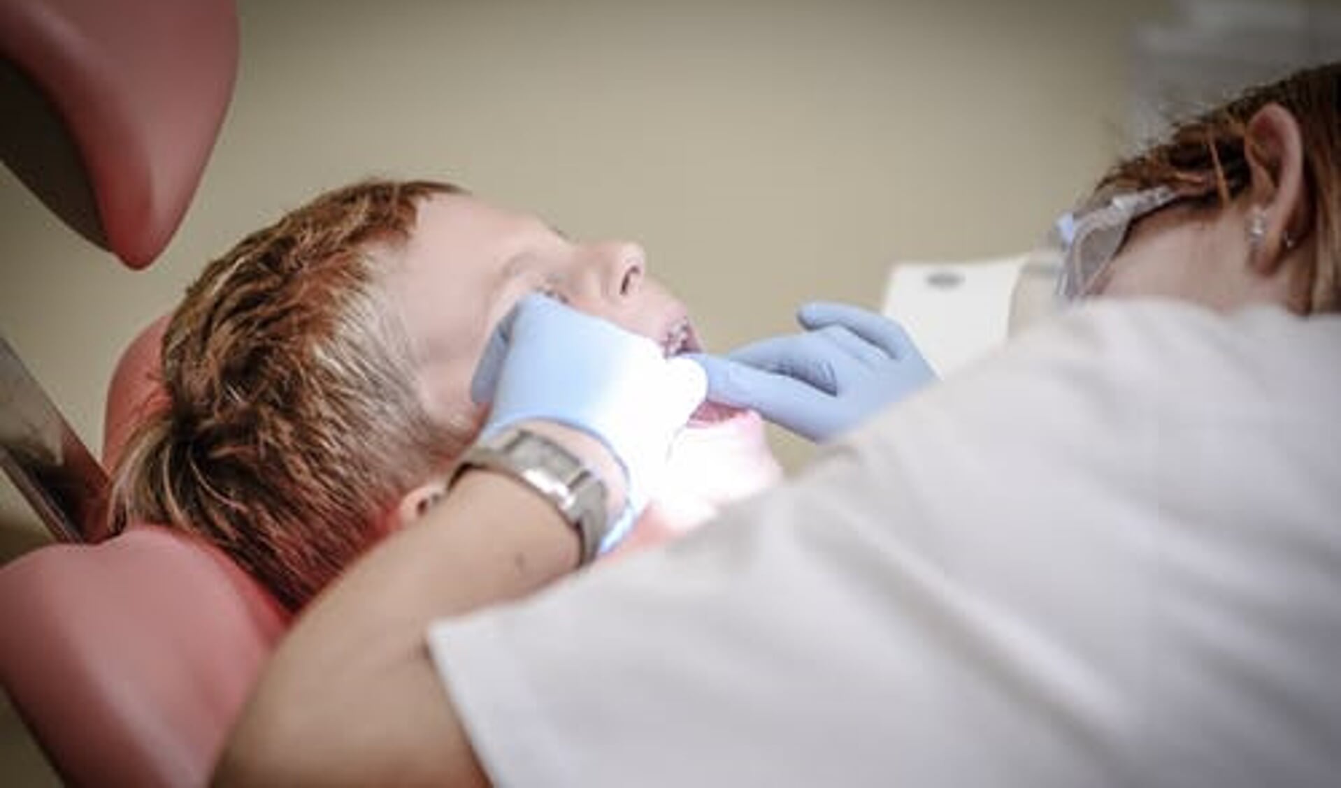 Jonge patiënt met kiespijn krijgt een tandartsbehandeling. 