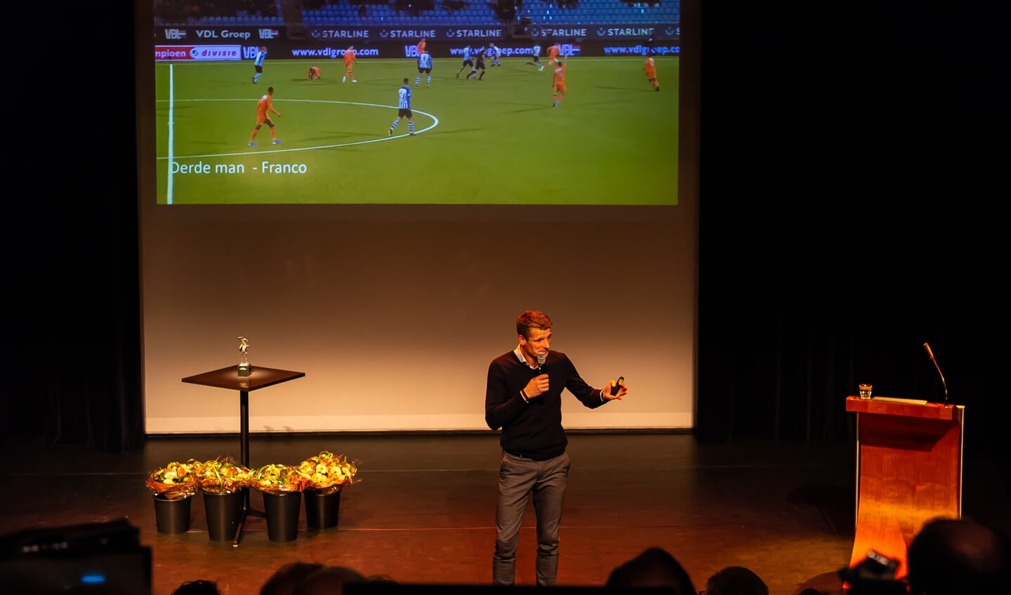 Wim Jonk tijdens zijn presentatie over FC Volendam. 
