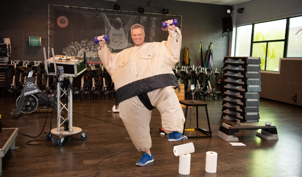 In een sumopak zet George Bruynesteijn zijn sporters alvast op het spoor van de benodigde anderhalve meter afstand.
