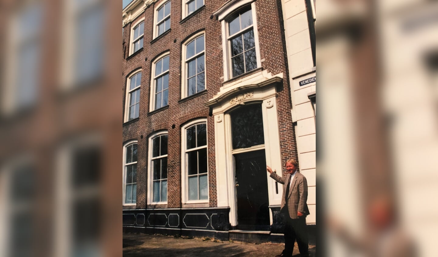 Grondlegger Joop van Overbeek voor het rijksmonument aan de Bierkade 9 in Purmerend. Het was het eerste object dat hij verkocht; voor 125.000 gulden. In die tijd een mooi bedrag. Nu is het pand het 15-voudige waard. 