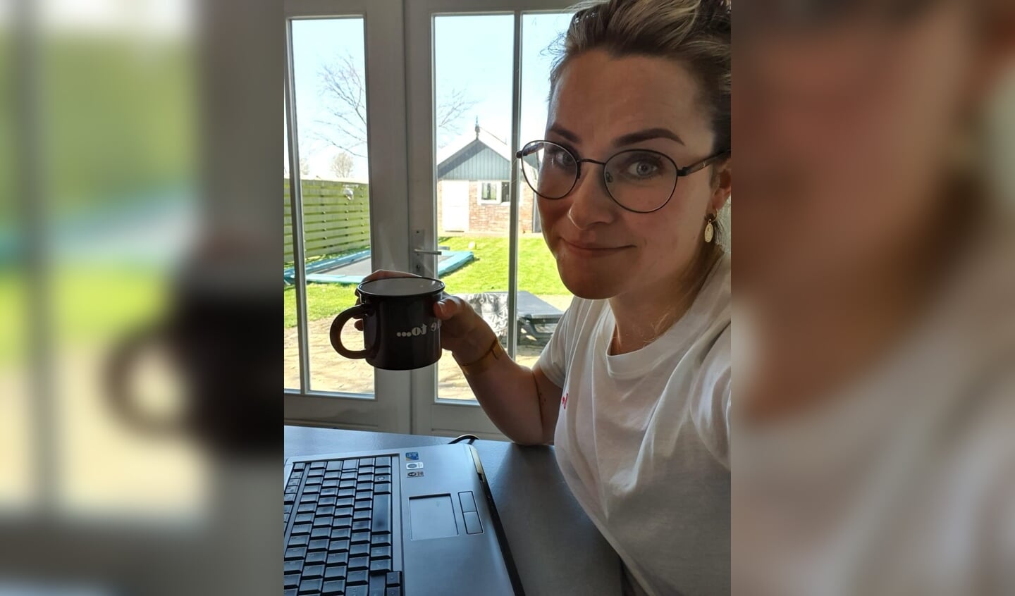 Shanna Zutt werkt vanuit huis om alle administratie bij Van der Sluis bv draaiende te houden. Daar hoort een kop koffie bij.