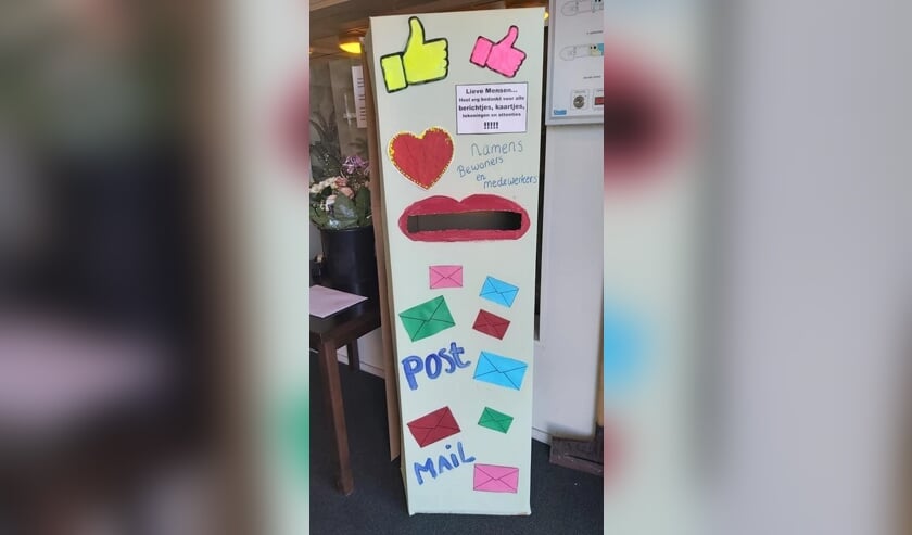 Brievenbuis van bewoners en medewerkers van een verzorgingshuis.