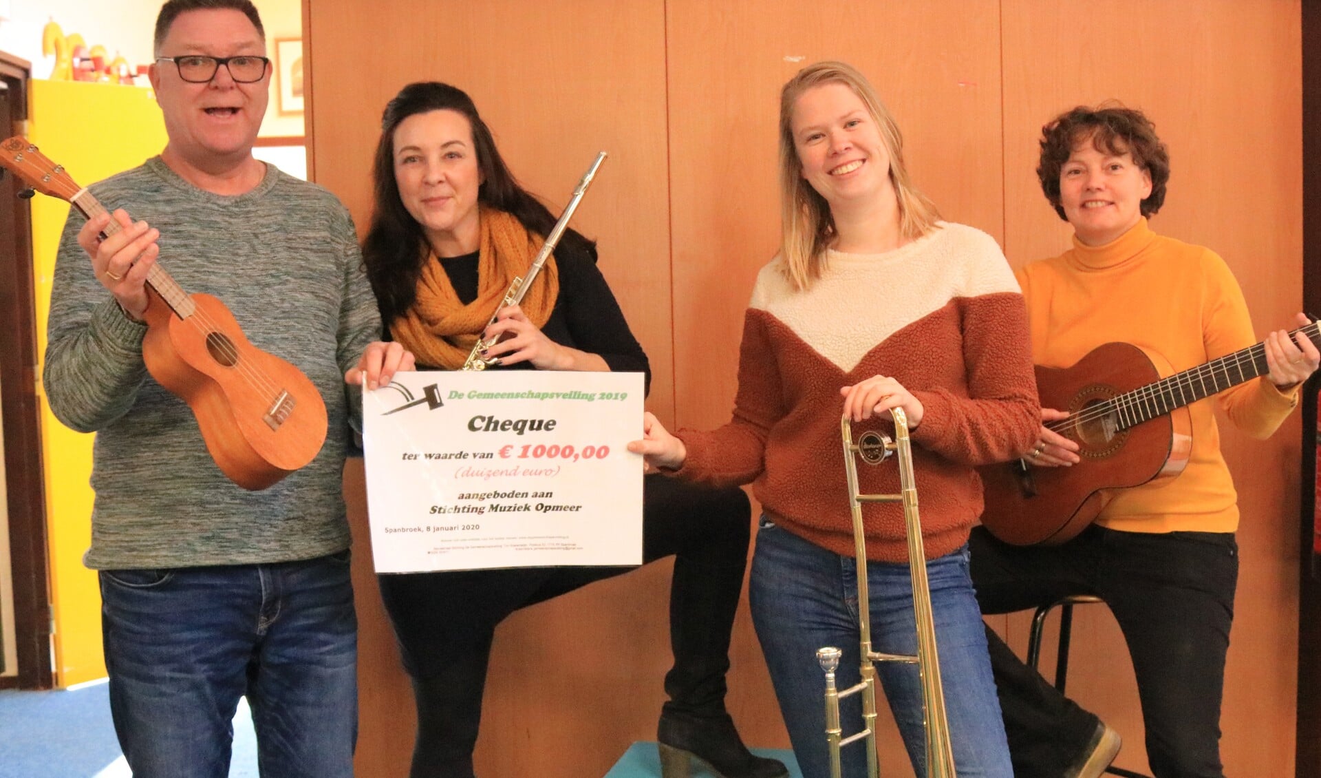 Stichting Muziek Opmeer kreeg een cheque van 1.000 euro.