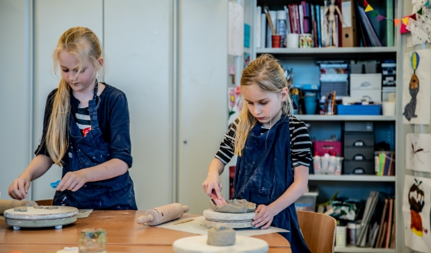 <p>Creatieve kinderen leven zich uit in de Kunstklas van Cool.</p>