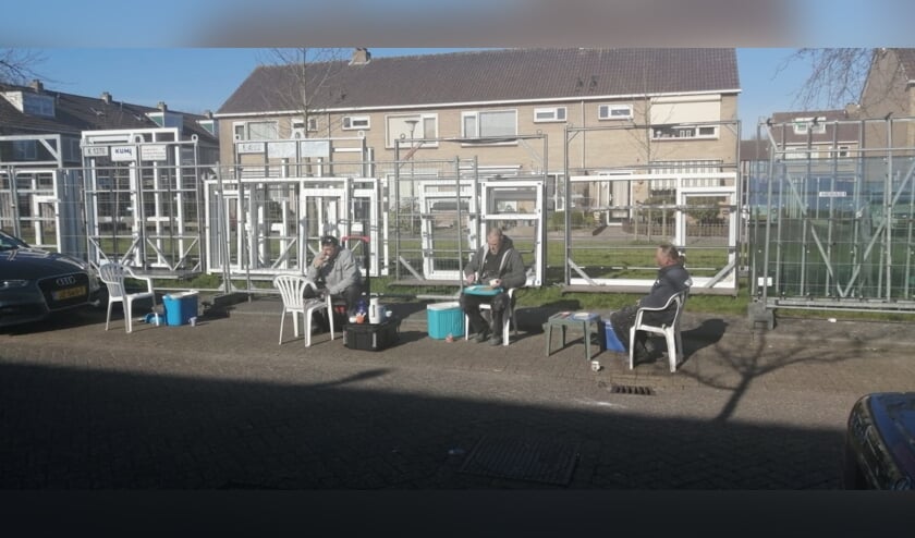 Bouwvakkers eten hun broodje tijdens schafttijd met 1,5 meter ertussen.