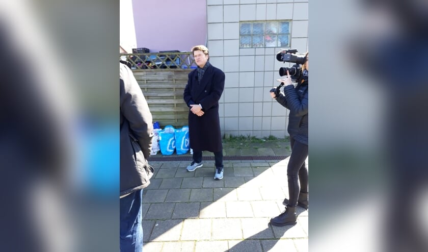 Tv-maker Beau van Erven Dorens maakt opnamen in Floradorp.