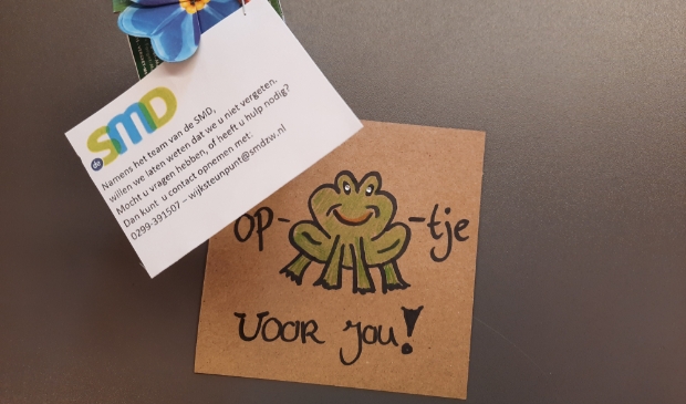 SMD steekt mensen een hart onder de riem met een klein presentje.