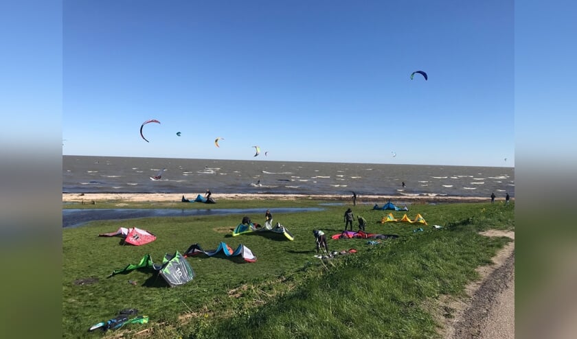 Vele kitesurfers op de gouwzee maakten dankbaar gebruik van de krachtige wind en dit resulteerde in een aanzicht met diverse gekleurde 'kites' aan een tamelijk stralend blauwe hemel.
