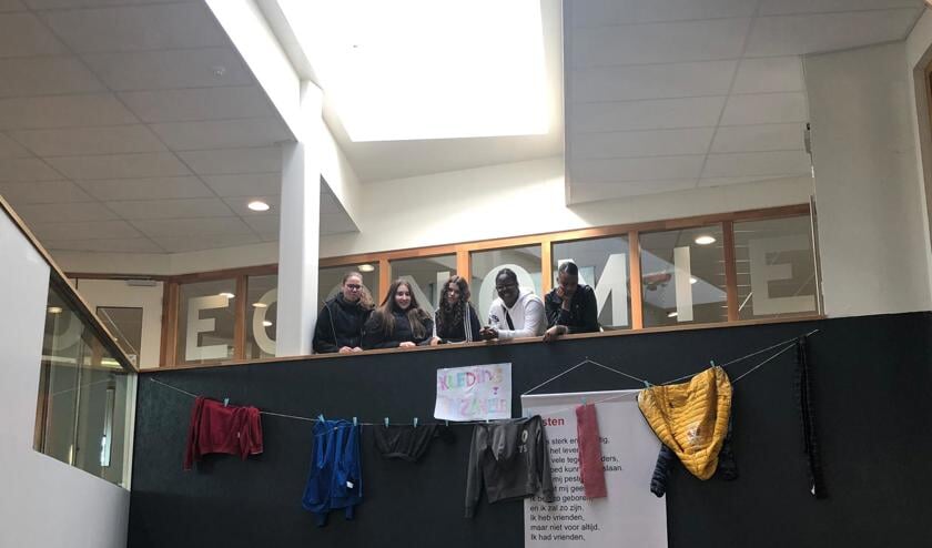 Rachelle, Chantal, Fleur, Shania, Paigely en Danisha van SG Gerrit Rietveld met een deel van de kleding die er is opgehaald.