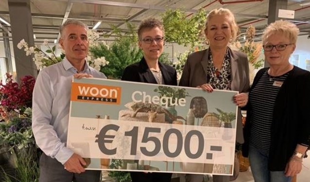 Woonexpress Beverwijk schenkt 1500 euro aan het Brandwondencentrum.