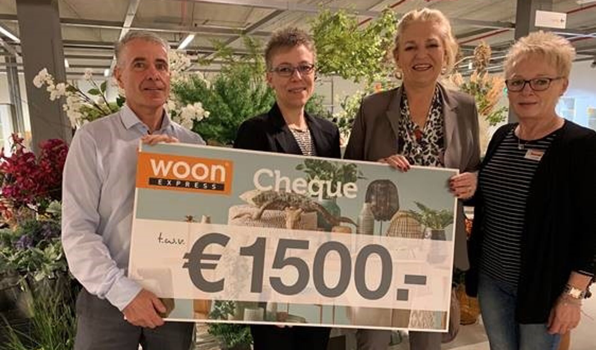 Woonexpress Beverwijk schenkt 1500 euro  aan het Brandwondencentrum. 