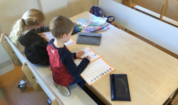 Ook op de opvang gaat het schoolwerk gewoon door.