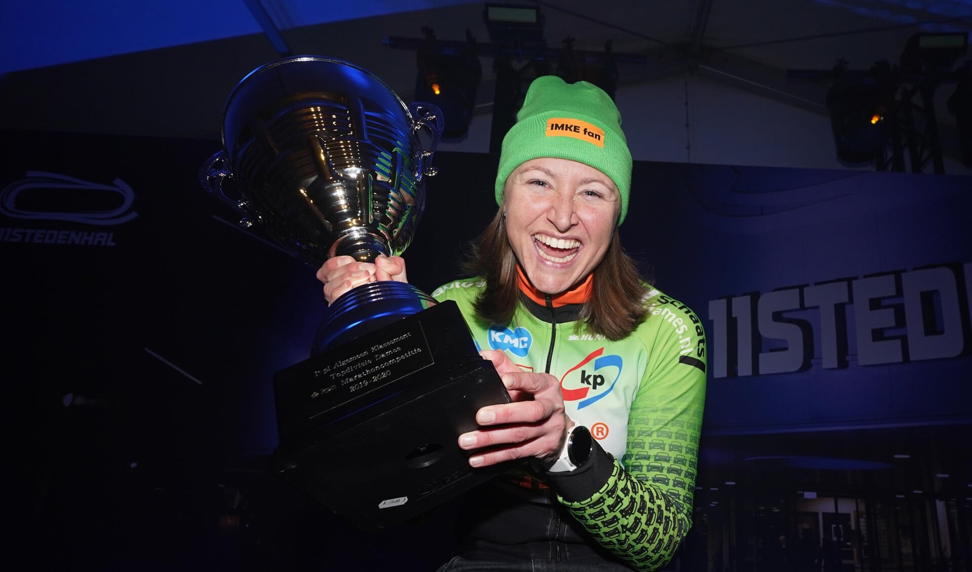 Imke Vormeer schreeuwt het uit van vreugde na haar eindzege in de KPN Marathon Cup. ,,Ik ben echt supertrots.'' (Foto's Timsimaging)